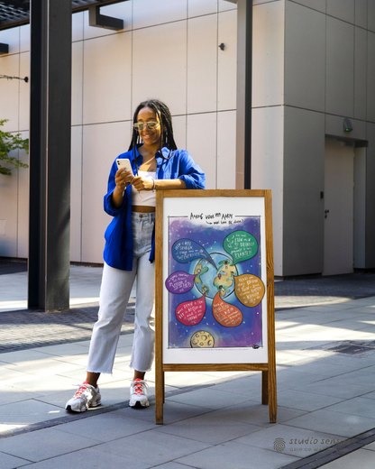 Meisje staat bij de poster Aardig voor onze aarde, waarop tips staan voor kinderen om iets te doen voor het klimaat